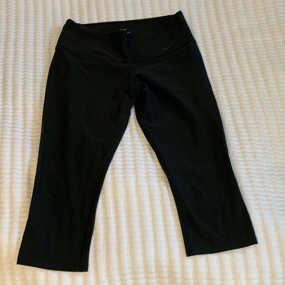 NIKE Dri-Fit Cropped Leggings (size Small)